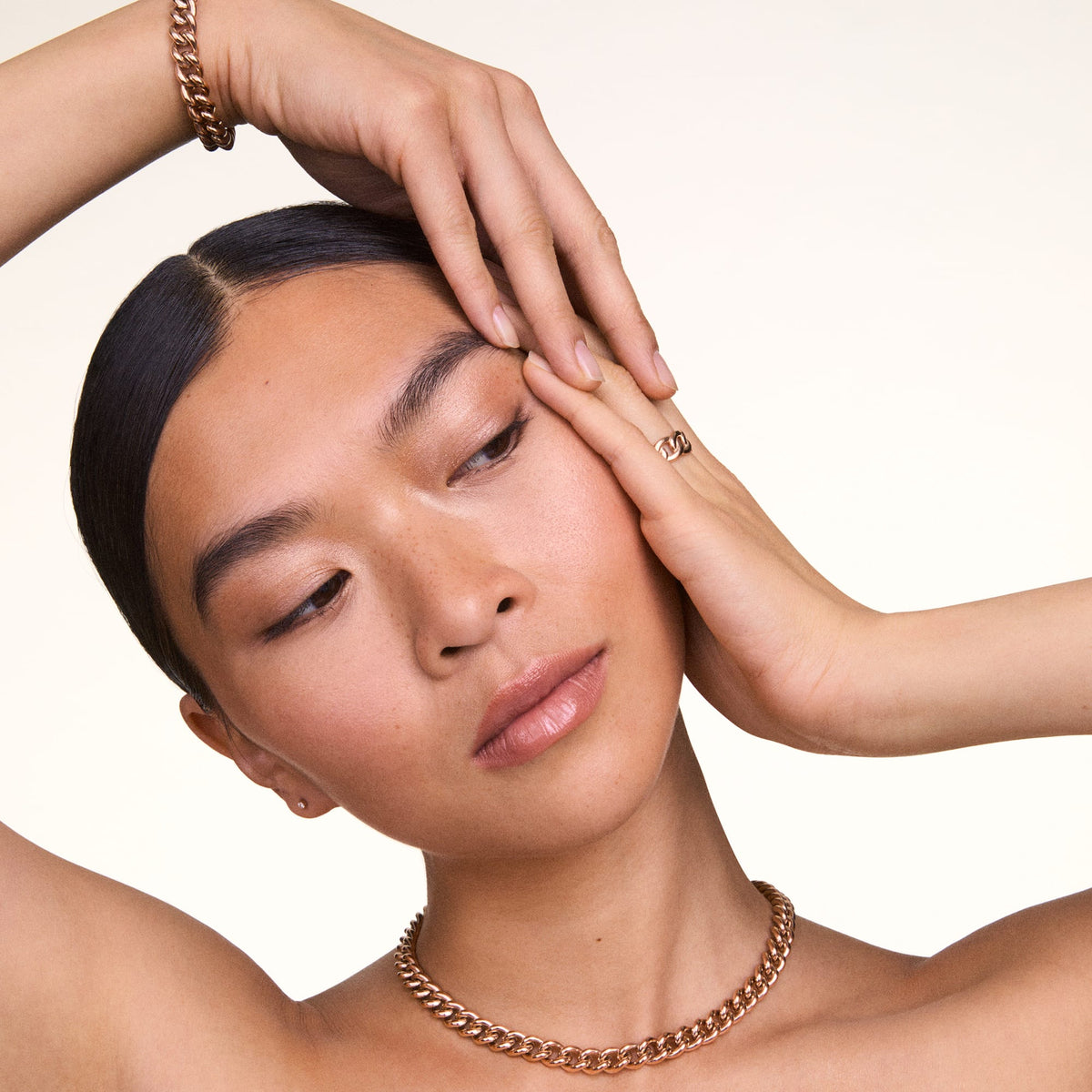 Chunky Chain Necklace Rose Gold styled on a woman’s neck, showcasing its bold rose gold links and comfortable collarbone fit, paired with a matching chunky chain bracelet for a coordinated, modern look.