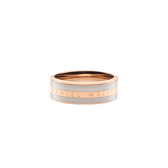 Emalie Ring Desert Sand Rose Gold features a polished rose gold band with a subtle desert sand enamel inlay and the Daniel Wellington logo engraved around the edge, creating a modern and elegant look.