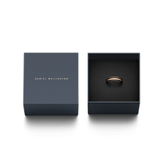 Emalie Ring Rose Gold Black presented in a navy Daniel Wellington gift box, highlighting the ring’s polished rose gold band and black enamel stripe for an elegant unboxing experience.