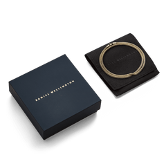 Tide Mesh Necklace Gold 2.8 displayed on a black pouch next to a Daniel Wellington gift box, highlighting its elegant gold mesh chain and premium packaging ideal for gifting.