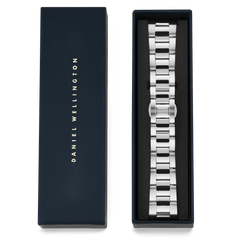 Smartwatch Iconic Link Silver strap with brushed and polished stainless steel links, presented in a Daniel Wellington gift box, ready for use as a replacement or thoughtful gift.