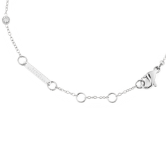 Detail of the Pearl Bracelet Silver showing the adjustable silver chain with multiple loops, a secure clasp, and a branded tag, designed for a comfortable and custom fit.