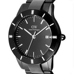 Close-up of the Iconic Paradigma Link Black watch showing the minimalist black dial, bold index bezel, and brushed stainless steel link bracelet with a clear date display at 3 o’clock.