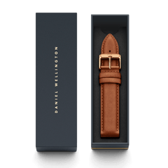 Durham Strap Rose Gold presented in a sleek Daniel Wellington gift box, featuring a light brown genuine leather strap with a polished rose gold buckle and refined stitching.