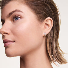 Woman wearing Daniel Wellington 3-Link Earrings Silver, showcasing the geometric open link design and polished stainless steel finish in a modern, understated style suitable for everyday wear.