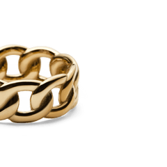 Close-up of the Chunky Chain Ring Gold, highlighting its polished gold links and smooth, sculpted contours for a bold, modern jewellery look.