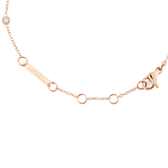 Detail of the Pearl Bracelet Rose Gold showing the adjustable clasp, branded tag, and fine chain links, designed for a secure and comfortable fit.