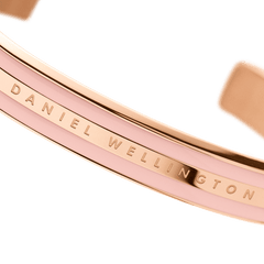 Close-up of the Emalie Bracelet Dusty Rose Rose Gold, featuring a polished rose gold finish and soft pink enamel with Daniel Wellington branding.