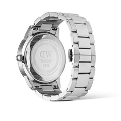 Close-up of the Iconic Paradigma Link Blue Bezel Silver men’s watch showing the engraved stainless steel case back, robust three-link bracelet, and secure clasp for a durable, comfortable fit.