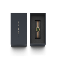 Quadro Mini Melrose Emerald is presented in a sleek branded box, featuring a rectangular emerald green dial and rose gold mesh bracelet, ideal for gifting or adding a refined touch to your collection.