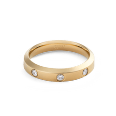 Classic Lumine Ring Gold 4 mm with a smooth gold band, featuring three round cubic zirconia crystals set evenly along the front for a refined, minimalist look.