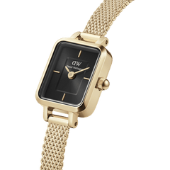 Quadro Mini Evergold Onyx gold watch with a rectangular black onyx dial, gold-plated stainless steel case, and a fine gold mesh strap, shown in a close-up to highlight its minimalist design and elegant finish.