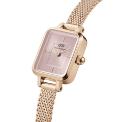 Quadro Mini Melrose Blush watch with a soft pink rectangular dial, rose gold mesh strap, and minimalist hour markers, highlighting its elegant and contemporary design for women.
