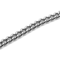 Close-up of the Chunky Chain Necklace Silver showing polished, rounded stainless steel links with a smooth, reflective finish.