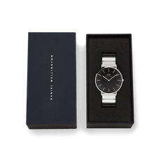Classic Piano Link Onyx Silver men’s watch with a brushed black dial and geometric silver piano link strap, presented in a branded Daniel Wellington gift box.