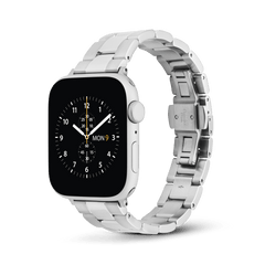 Apple Watch fitted with the Smartwatch Iconic Link Silver strap, featuring a classic 3-link design in brushed and polished stainless steel with a butterfly buckle, suitable for both formal and casual wear.