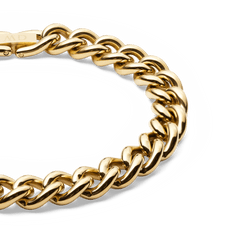Close-up of the Chunky Chain Bracelet Gold, showcasing its polished gold-plated stainless steel links and secure clasp with a smooth, high-shine finish.