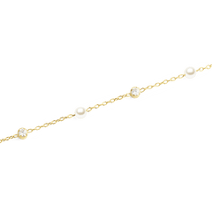 Close-up of the Pearl Bracelet Gold, showing alternating white Swarovski glass pearls and sparkling cubic zirconia stones set along a delicate gold chain.