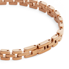 Detail view of the 3-Link Bracelet Rose Gold, highlighting the smooth, polished rose gold links and the refined geometric structure that gives the bracelet its classic yet modern appeal.