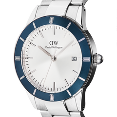 Detail view of the Iconic Paradigma Link Blue Bezel Silver watch, highlighting the satin matte blue bezel, crisp white dial, minimalist index markings, and date display on a polished stainless steel case.