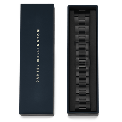 Smartwatch Iconic Link Onyx black stainless steel watch strap with a brushed and polished 3-link design, presented in a navy Daniel Wellington branded gift box.