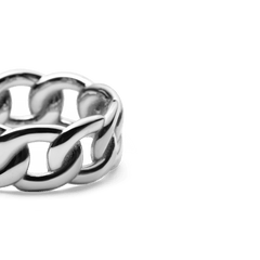 Close-up of the Chunky Chain Ring Silver showing its bold, polished chain links and smooth stainless steel finish, highlighting the contemporary design and quality craftsmanship.
