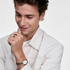 Person wearing a Tide Mesh Necklace Gold 1.8, styled with a light shirt and gold accessories, showcasing the necklace’s slim mesh chain and polished gold finish for a modern, understated look.