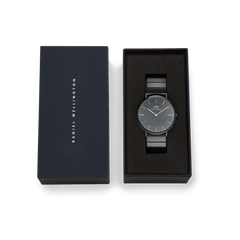 Classic Piano Link Onyx Unitone Black watch by Daniel Wellington presented in its original gift box, featuring a brushed black dial and matching stainless steel piano link bracelet.