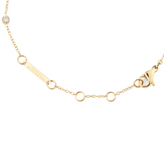 Detail of the Pearl Bracelet Gold showing the adjustable gold chain with a secure lobster clasp, Daniel Wellington branding, and a single cubic zirconia stone.