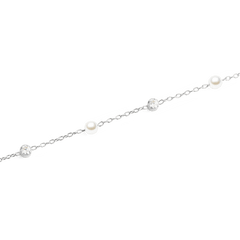 Close-up of the Pearl Bracelet Silver showing its fine silver chain with alternating white Swarovski glass pearls and sparkling cubic zirconia, highlighting the minimalist and elegant design.