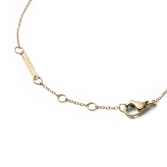 Detail of the Audrey Bracelet Tiger Eye Gold showing the adjustable gold chain with multiple sizing rings, a secure lobster clasp, and a small Daniel Wellington tag.