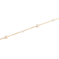 Close-up of the Pearl Bracelet Rose Gold, showing the fine rose gold chain with alternating Swarovski glass pearls and cubic zirconia stones for a refined, modern finish.