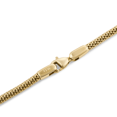 Close-up of the Tide Mesh Bracelet Evergold 2.8 showing its gold mesh texture and secure lobster clasp, highlighting the quality finish and minimalist design.