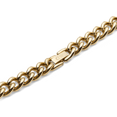 Detail of the Chunky Chain Necklace Gold showing the secure fold-over clasp and polished, rounded gold links, emphasising the necklace’s quality craftsmanship and modern finish.